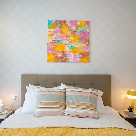 Contemporary Haven - 1 Bedroom With A Balcony Charm Apartment