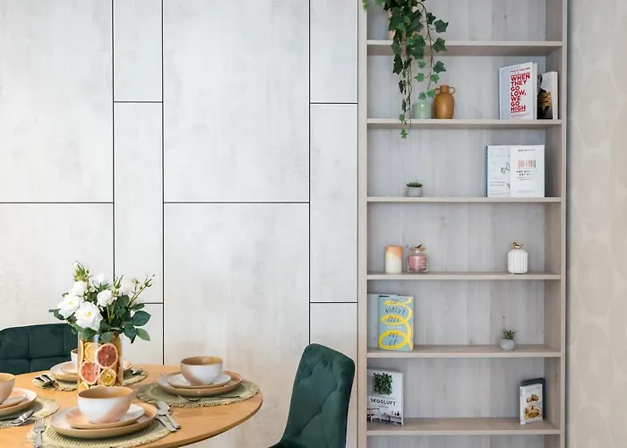 Contemporary Haven - 1 Bedroom With A Balcony Charm