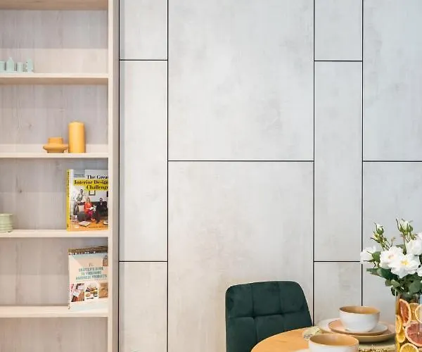 Contemporary Haven - 1 Bedroom With A Balcony Charm Apartment *