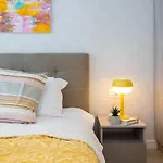 Contemporary Haven - 1 Bedroom With A Balcony Charm
