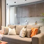 Contemporary Haven - 1 Bedroom With A Balcony Charm *