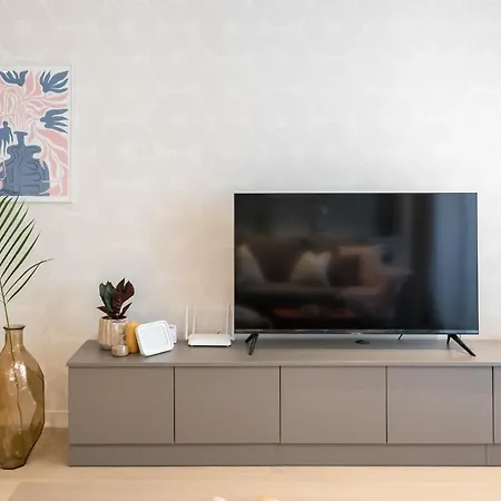 Contemporary Haven - 1 Bedroom With A Balcony Charm *