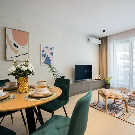Contemporary Haven - 1 Bedroom With A Balcony Charm Apartment *