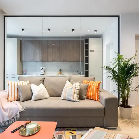 Apartment Contemporary Haven - 1 Bedroom With A Balcony Charm *