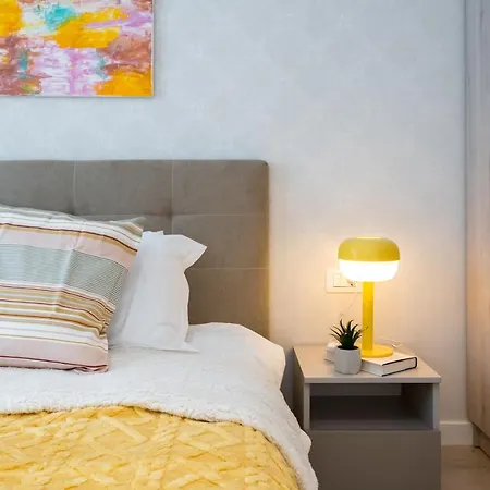 Contemporary Haven - 1 Bedroom With A Balcony Charm