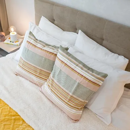 公寓 Contemporary Haven - 1 Bedroom With A Balcony Charm