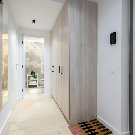 Apartment Contemporary Haven - 1 Bedroom With A Balcony Charm