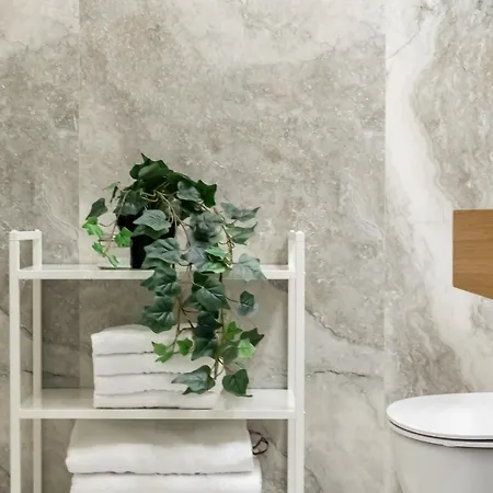 Contemporary Haven - 1 Bedroom With A Balcony Charm *