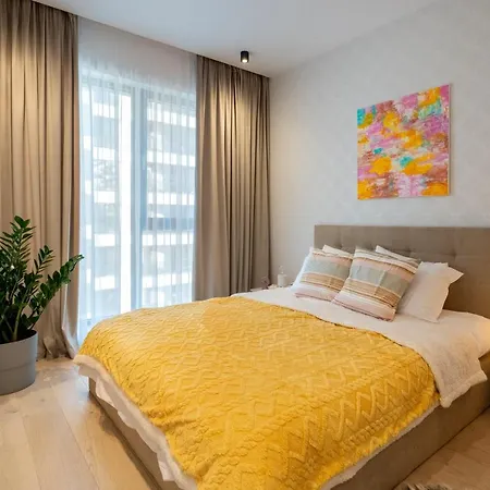 Contemporary Haven - 1 Bedroom With A Balcony Charm *