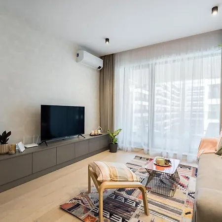 Contemporary Haven - 1 Bedroom With A Balcony Charm