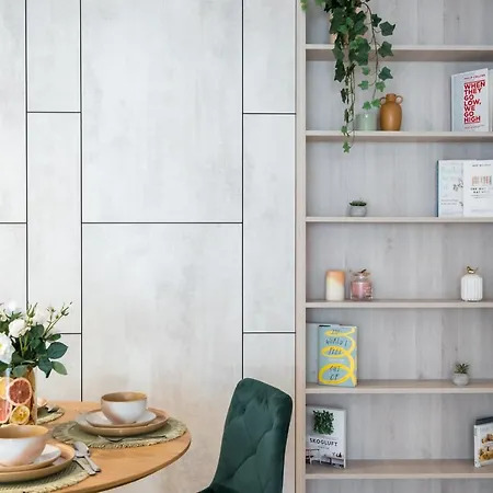 Contemporary Haven - 1 Bedroom With A Balcony Charm