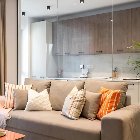 Contemporary Haven - 1 Bedroom With A Balcony Charm *