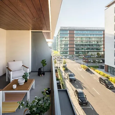 Contemporary Haven - 1 Bedroom With A Balcony Charm