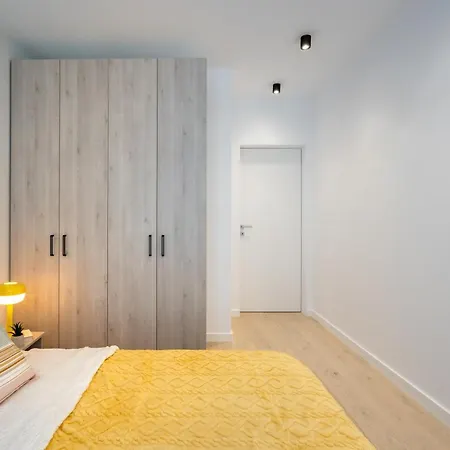 Apartment Contemporary Haven - 1 Bedroom With A Balcony Charm