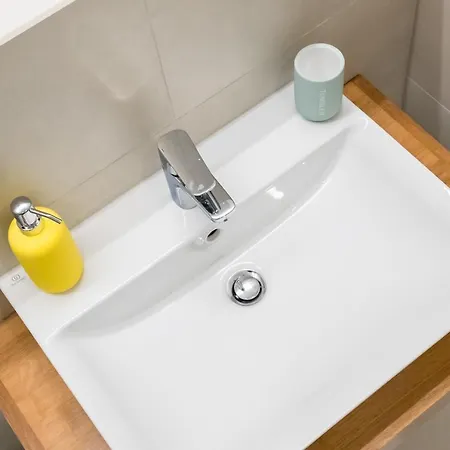 Contemporary Haven - 1 Bedroom With A Balcony Charm *