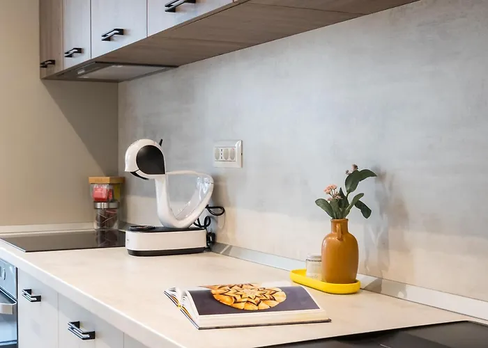 Апартаменты Contemporary Haven - 1 Bedroom With A Balcony Charm *