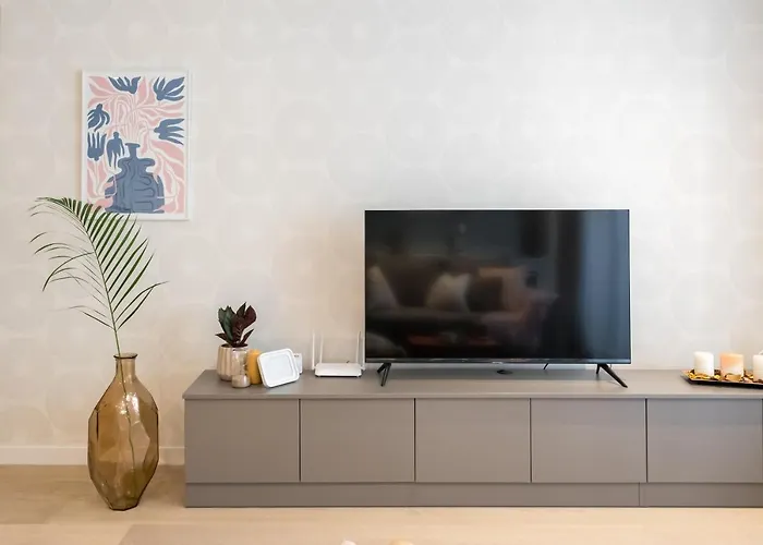 Contemporary Haven - 1 Bedroom With A Balcony Charm *