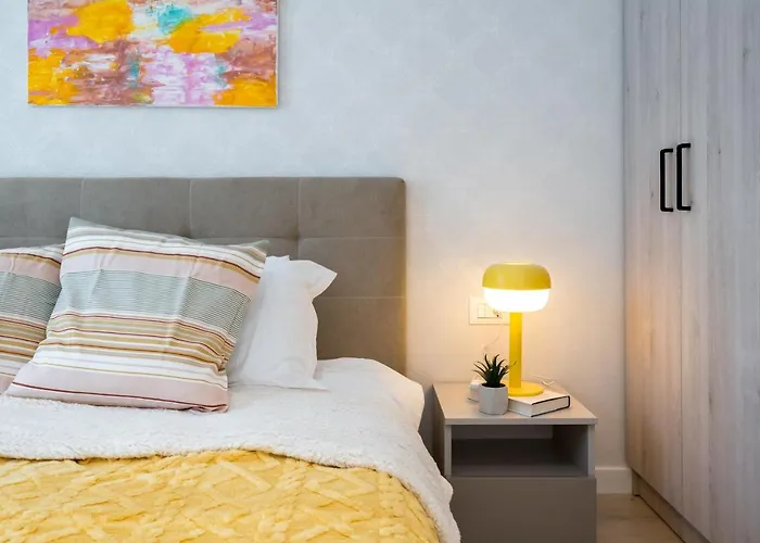 Contemporary Haven - 1 Bedroom With A Balcony Charm