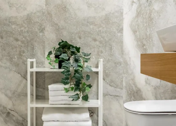 Contemporary Haven - 1 Bedroom With A Balcony Charm *