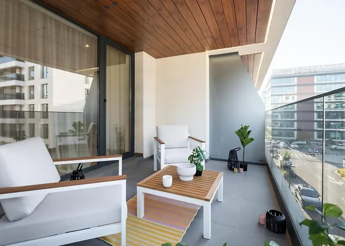 Апартаменты Contemporary Haven - 1 Bedroom With A Balcony Charm