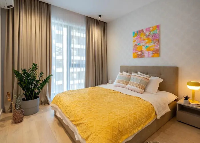 Contemporary Haven - 1 Bedroom With A Balcony Charm *