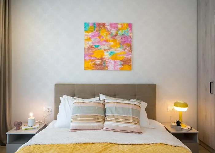 Contemporary Haven - 1 Bedroom With A Balcony Charm شقة
