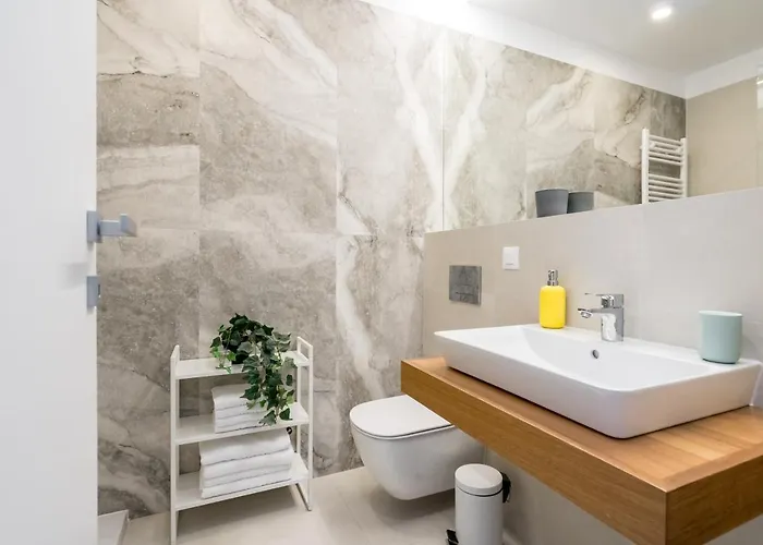 Апартаменты Contemporary Haven - 1 Bedroom With A Balcony Charm *