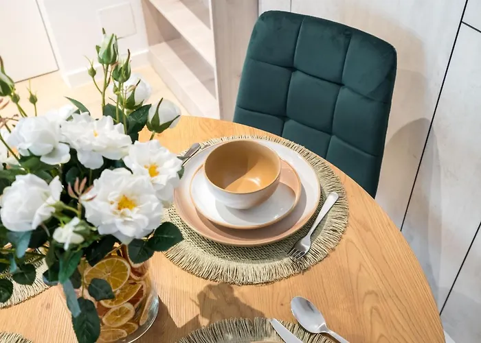 Апартаменты Contemporary Haven - 1 Bedroom With A Balcony Charm