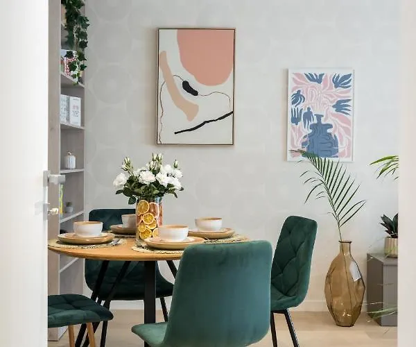 Contemporary Haven - 1 Bedroom With A Balcony Charm Apartamento