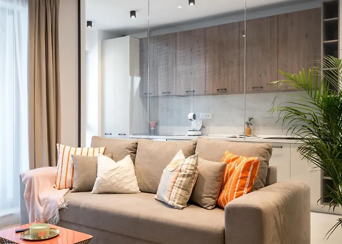 Contemporary Haven - 1 Bedroom With A Balcony Charm *