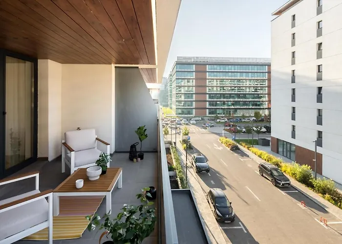 Contemporary Haven - 1 Bedroom With A Balcony Charm