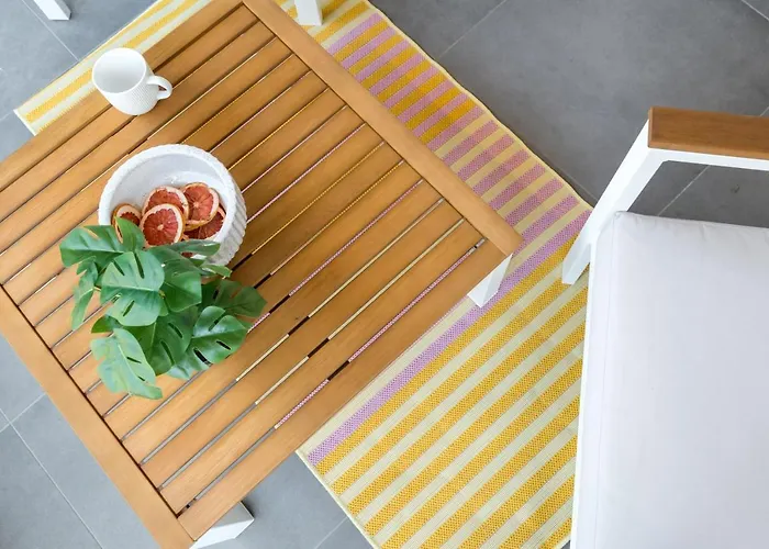 Contemporary Haven - 1 Bedroom With A Balcony Charm *