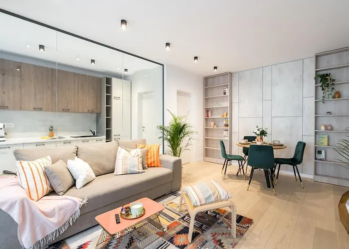 Contemporary Haven - 1 Bedroom With A Balcony Charm Apartament *