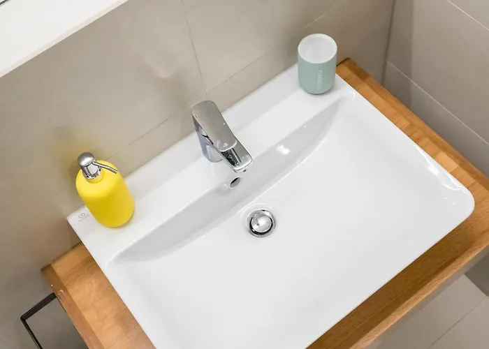 Contemporary Haven - 1 Bedroom With A Balcony Charm *