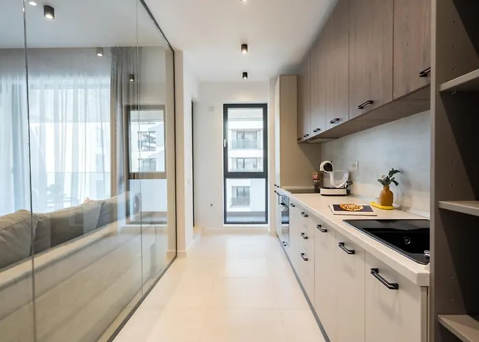 Contemporary Haven - 1 Bedroom With A Balcony Charm شقة *