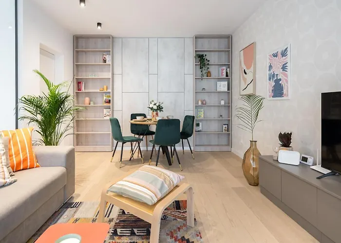 Апартаменты Contemporary Haven - 1 Bedroom With A Balcony Charm *