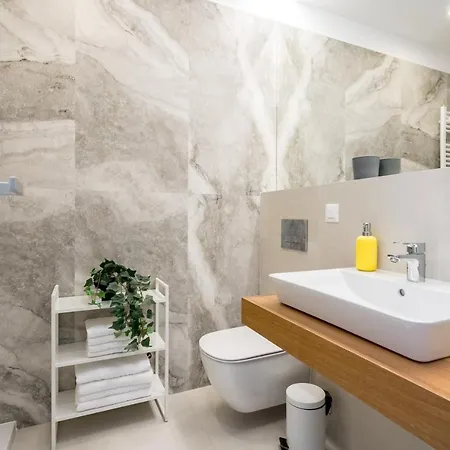 Apartman Contemporary Haven - 1 Bedroom With A Balcony Charm *