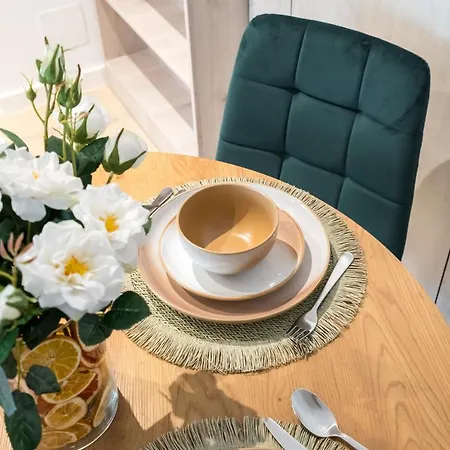 Apartman Contemporary Haven - 1 Bedroom With A Balcony Charm