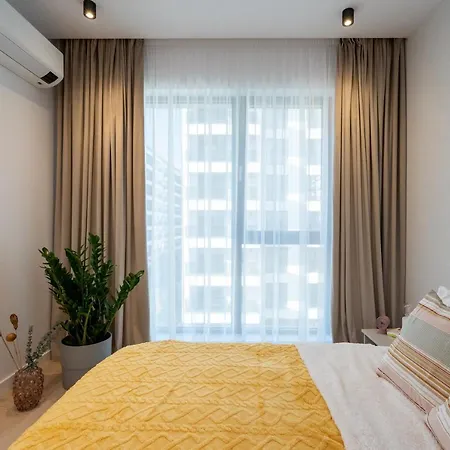 Apartman Contemporary Haven - 1 Bedroom With A Balcony Charm *