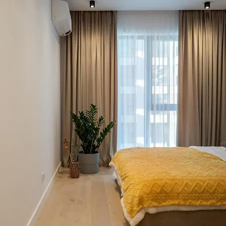 Apartman Contemporary Haven - 1 Bedroom With A Balcony Charm