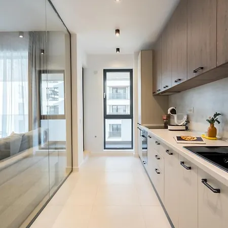 Contemporary Haven - 1 Bedroom With A Balcony Charm Apartman *