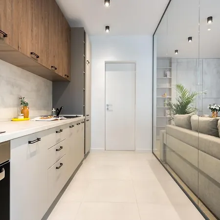 Apartman Contemporary Haven - 1 Bedroom With A Balcony Charm *
