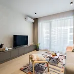 Contemporary Haven - 1 Bedroom With A Balcony Charm