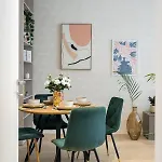 Contemporary Haven - 1 Bedroom With A Balcony Charm Appartamento