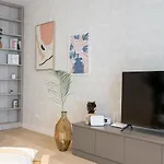 Appartamento Contemporary Haven - 1 Bedroom With A Balcony Charm Bucarest