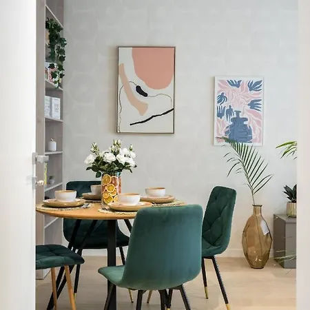Contemporary Haven - 1 Bedroom With A Balcony Charm Apartament