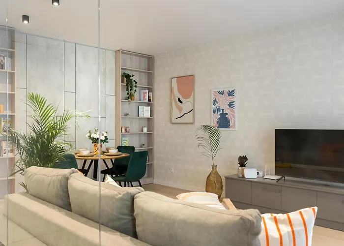 Contemporary Haven - 1 Bedroom With A Balcony Charm *